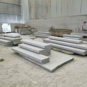 宜昌 整石台阶（大面火烧+侧面自然面），出货前厂内拼装