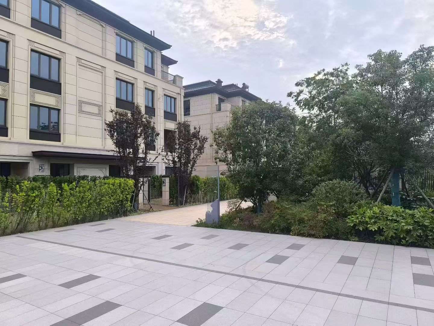 宜昌 芝麻白与芝麻白搭配铺装，尺寸1200*600