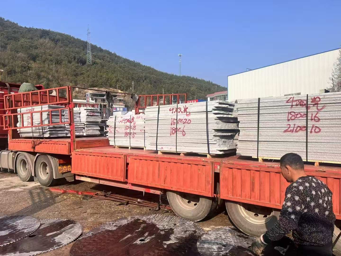 宜昌 芝麻灰花岗岩光面毛板出货日常